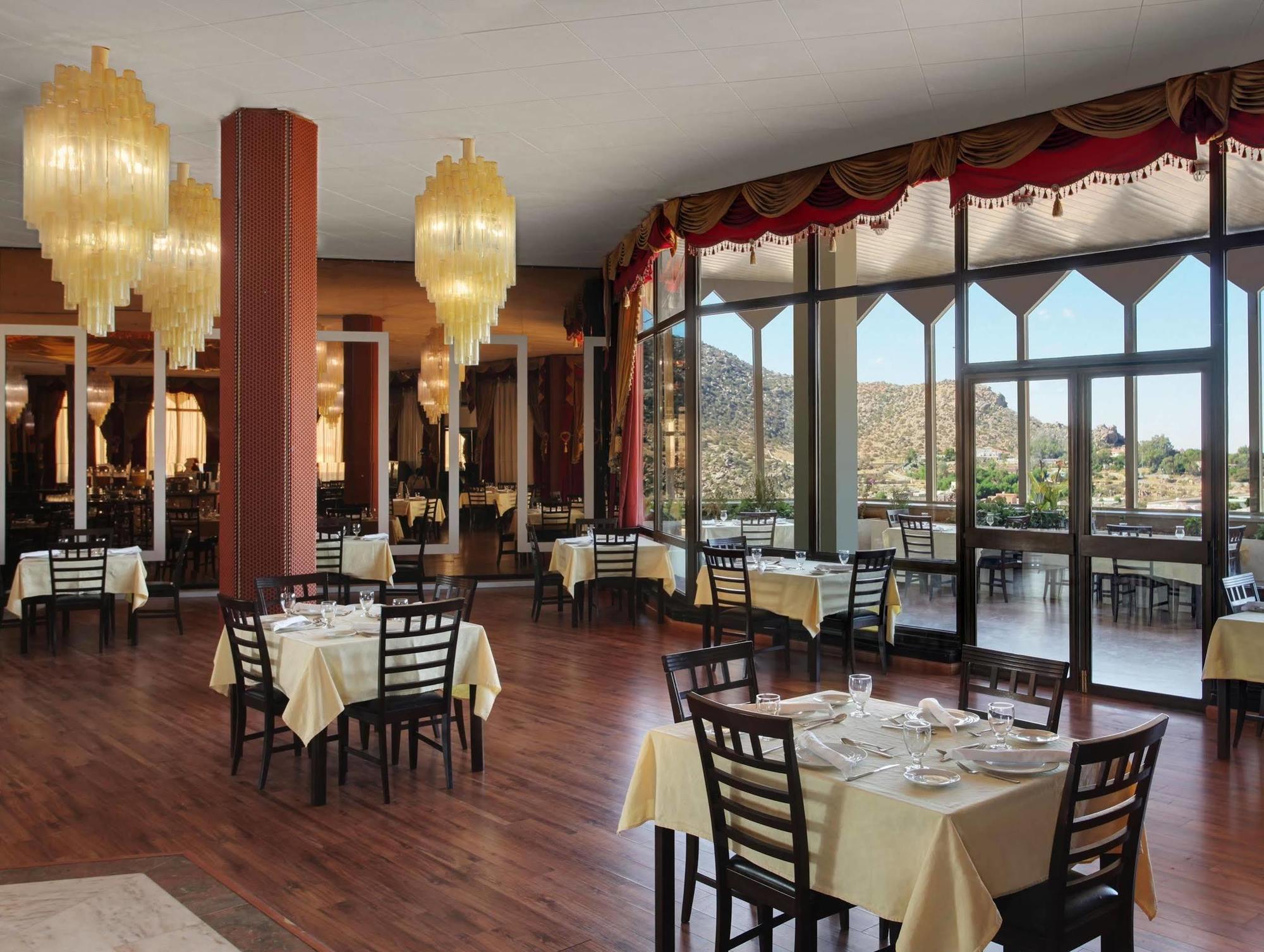 Le Meridien Ал Хада Екстериор снимка